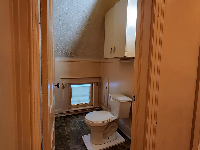 490 Ames St #UPSTAIRS — Photo 8