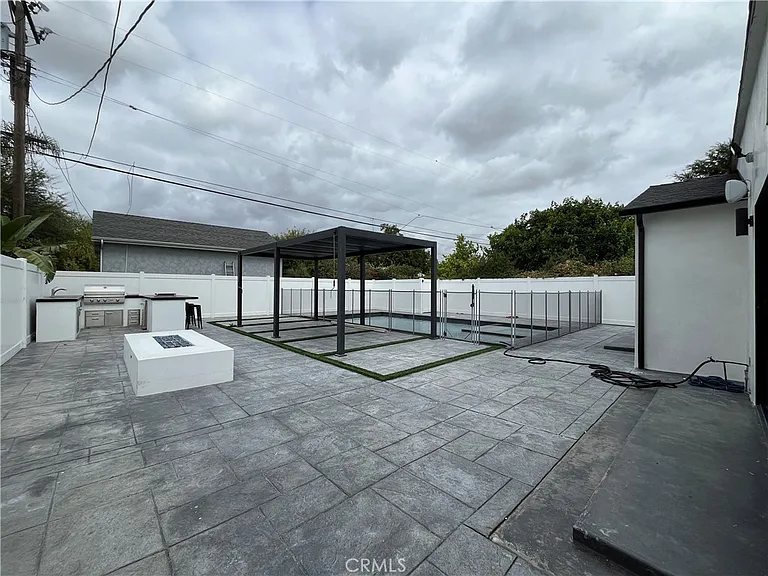 5735 Saloma Ave — Photo 16