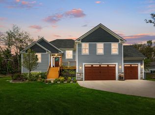 589 Quassey Ave, Lake Bluff, IL 60044