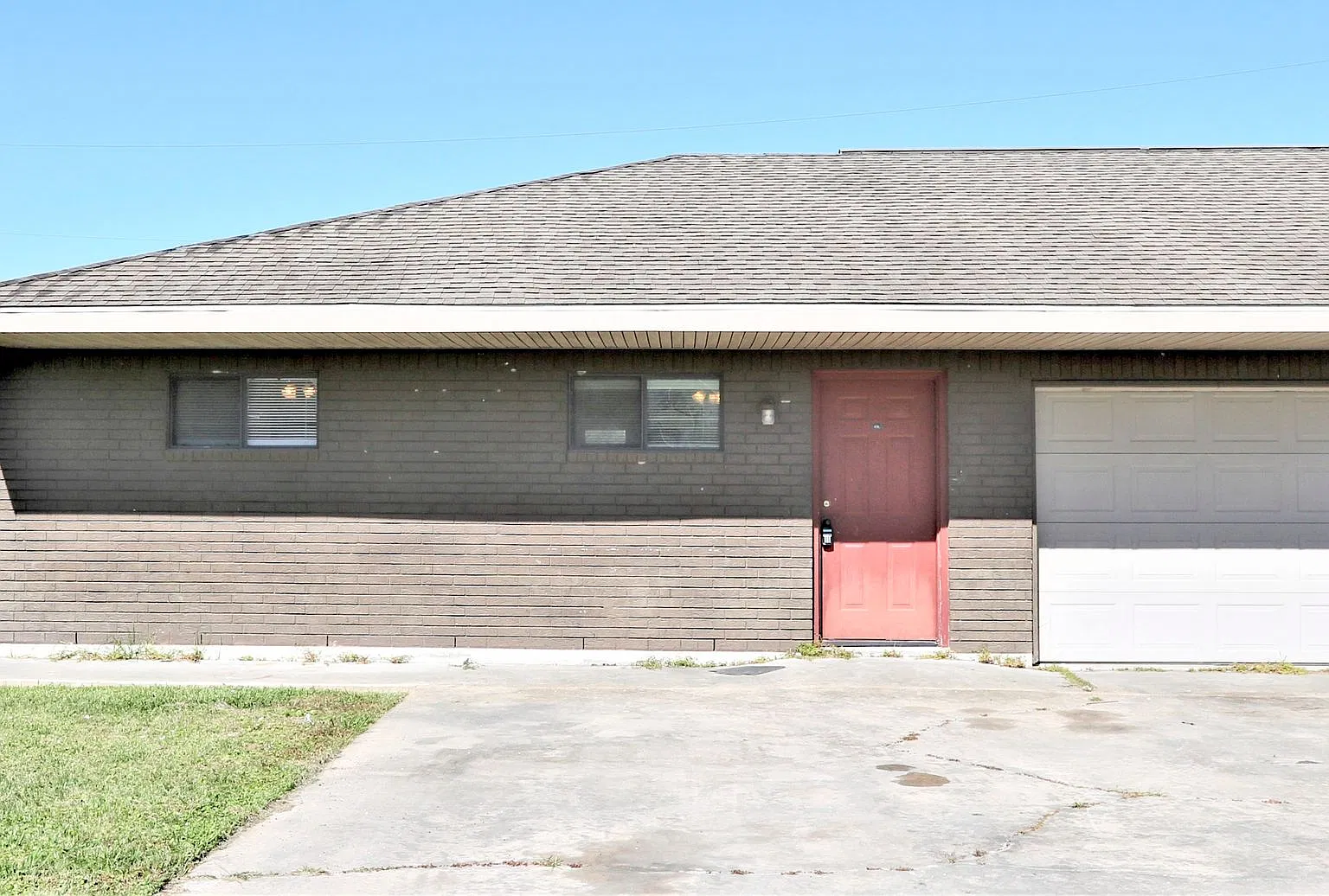 Douglas Oaks — Photo 1