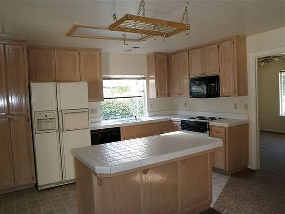 NIce center island in Kitchen