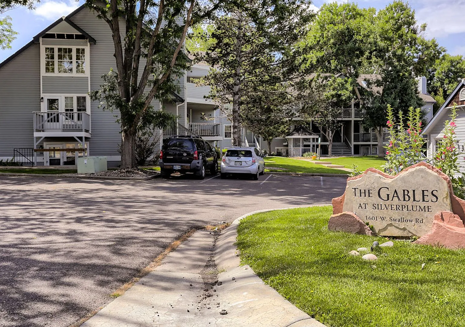 Students Welcome! Move In Special-$200 Off 1st Months Rent! Fantastic & Classy 2-Bed 2-Bath Ranch... — Photo 4
