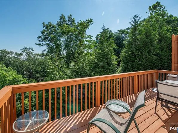 13 Mountainside Dr, Pompton Lakes, NJ 07442