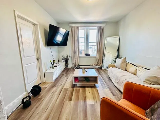 2 bed, 1.0 bath, $1,800 — Photo 3