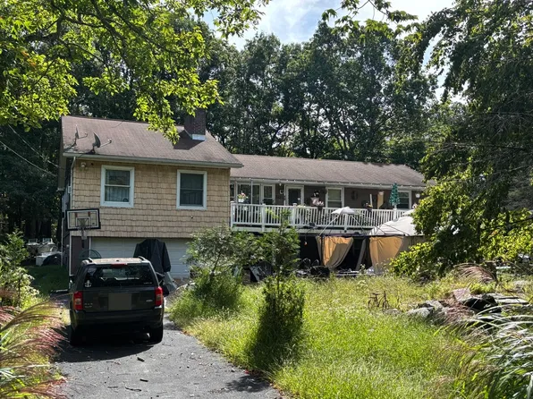 129 Wren Ln, Bushkill, PA 18324