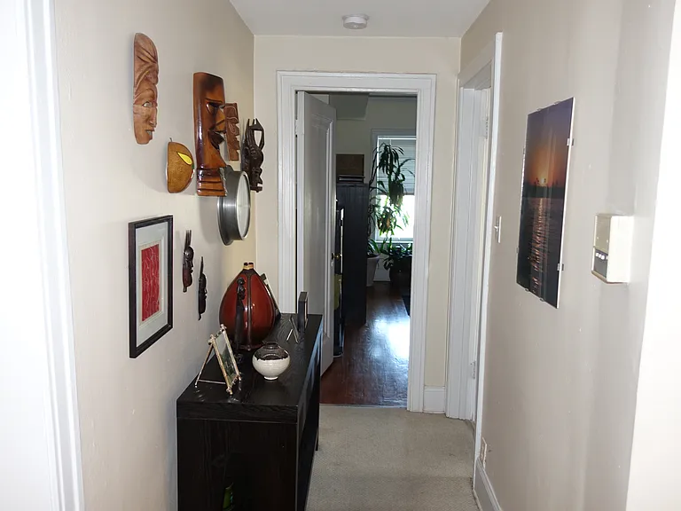hallway to Bdrm