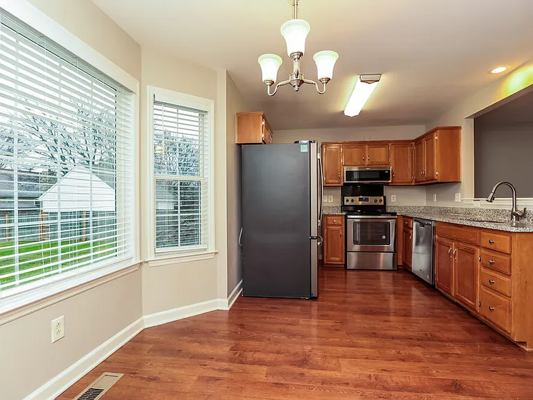 2853 Sutherland Dr — Photo 8