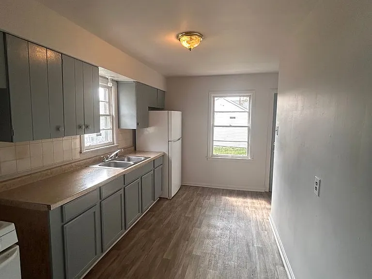 4204 Robinwood Dr — Photo 2