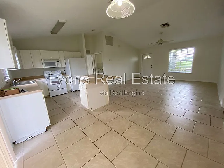 1703 NE 17th St — Photo 3