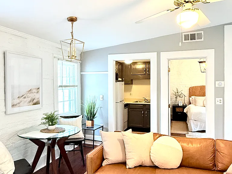 122 W Charlton Ln #F — Photo 3