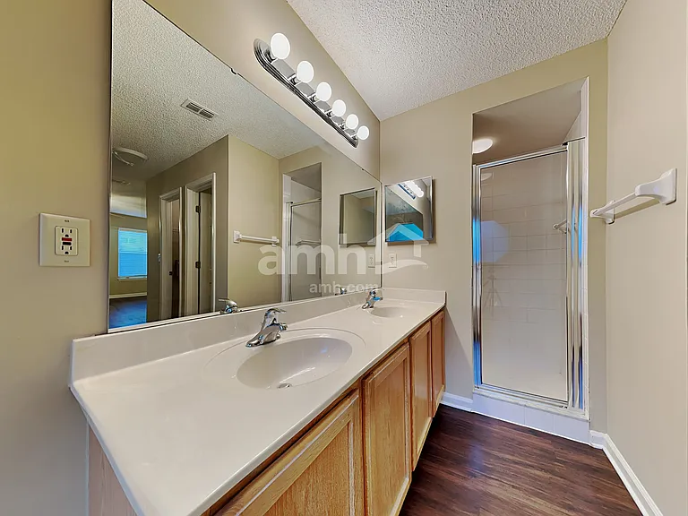 1852 Willesdon Dr W — Photo 11