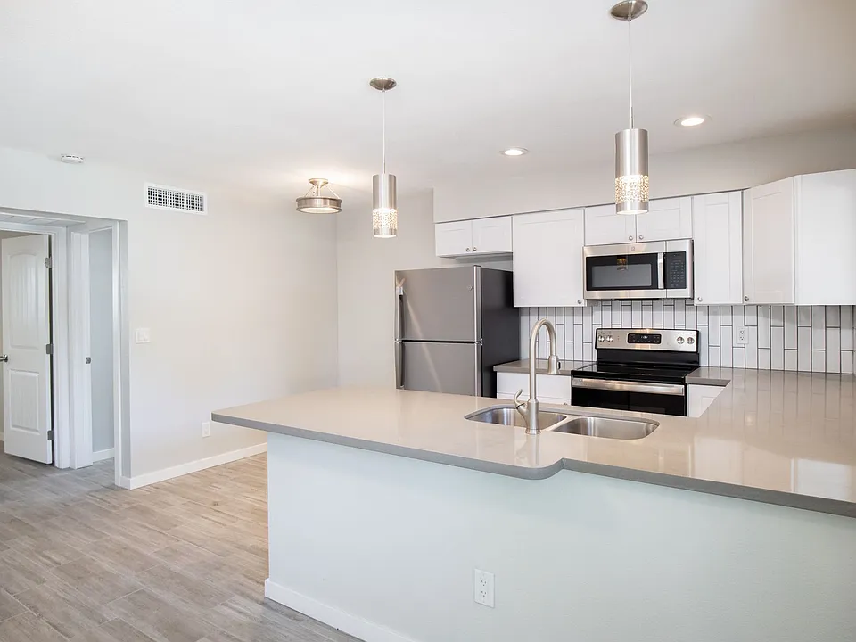 2122 W Augusta Ave #3