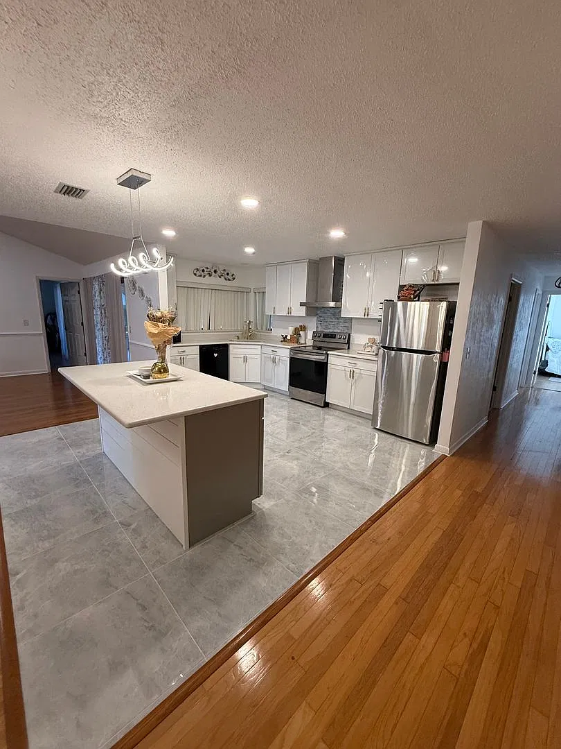 Immaculate and Newly Remodeled 4 bed 2 bath in Pine Lakes — Photo 3