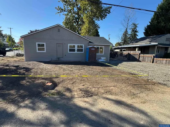 552 Log Cabin St N, Independence, OR 97351