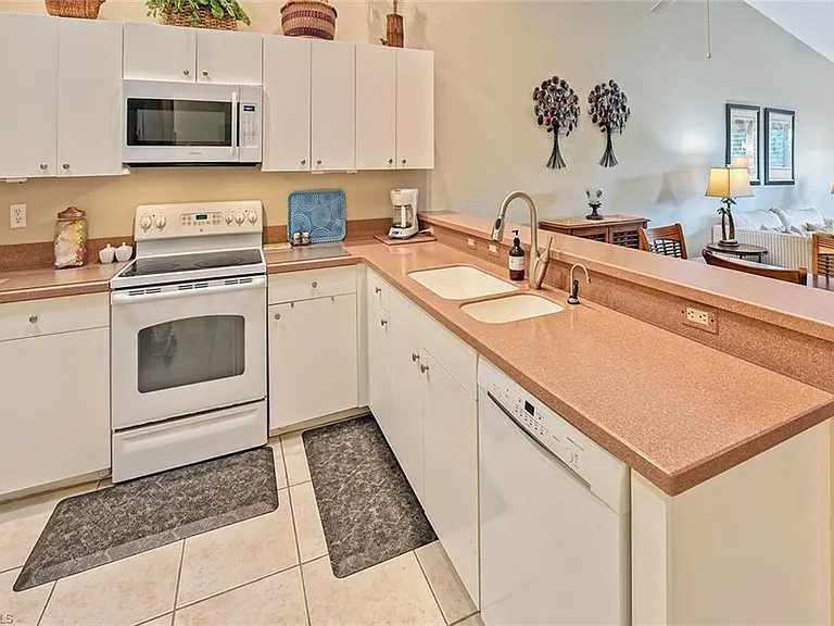 3728 Stone Way — Photo 4