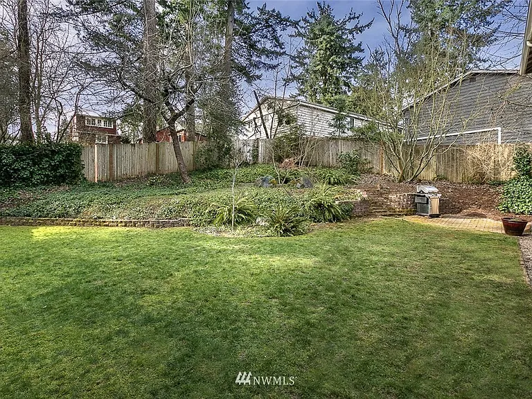 24th Ln NE — Photo 15