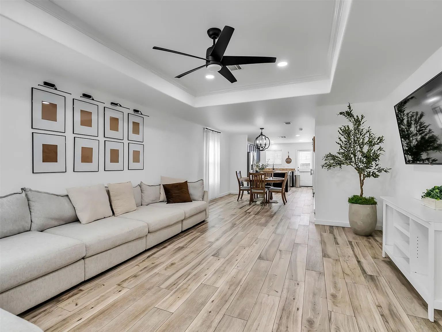 3 bed, 2.0 bath, 1539 sqft, $2,400 — Photo 3