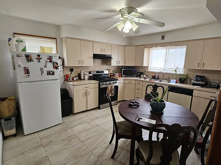 6 Cottage Pl #2 — Photo 3