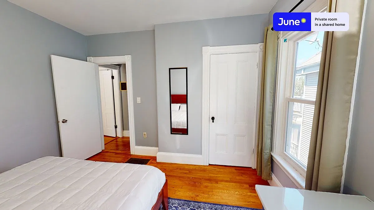 Queen bedroom in 7 bed/2 bath home in Allston #1321 E — Photo 4