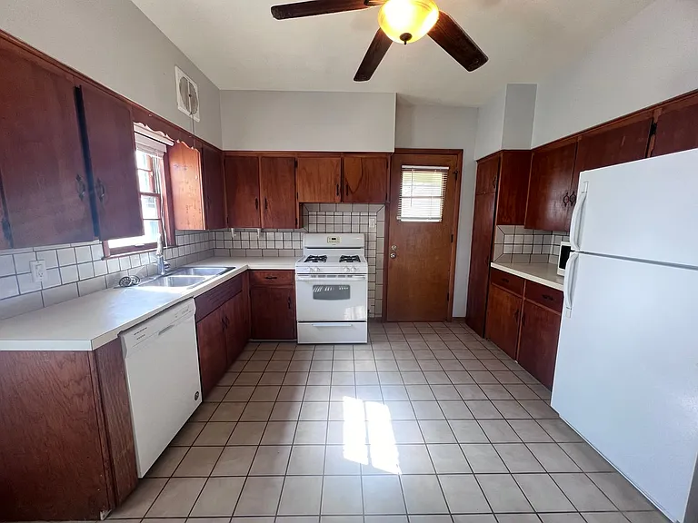 1030 Chester St SE — Photo 5