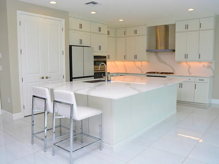 1402 Thistle Pl — Photo 4