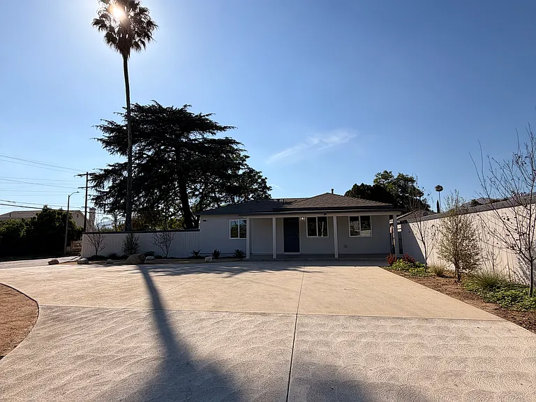 15561 El Cajon St — Photo 1