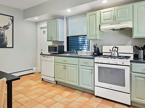 2nd image of 132 Chiswick Rd #00A