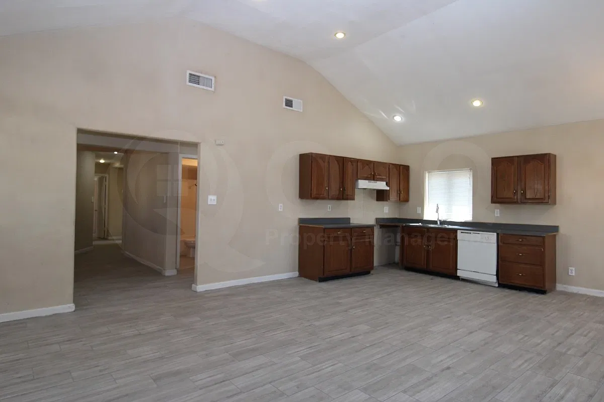 4 bed, 3.0 bath, 1612 sqft, $1,895 — Photo 3