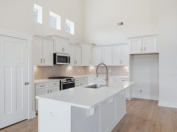 4th image of 775 Rodin Rd