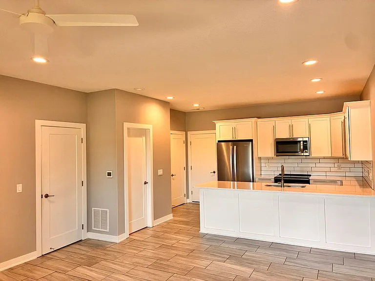 2324 SE Parkview Crossing Dr — Photo 2