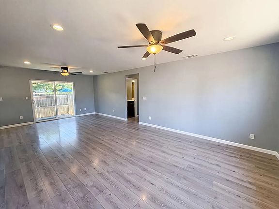2nd image of 215 Lakeview Pl