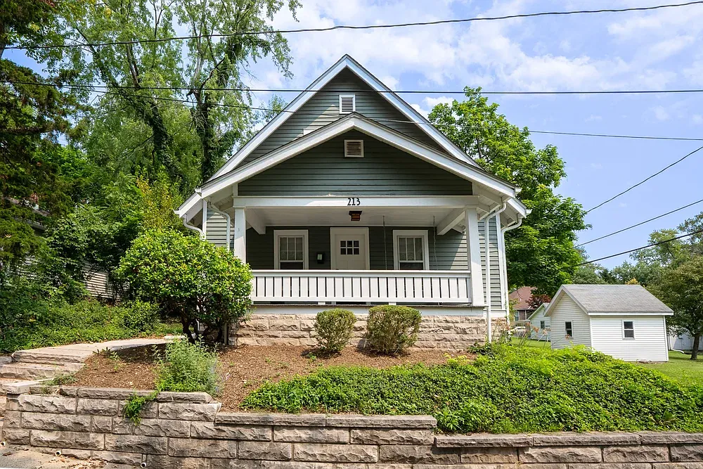 4 bed, 1954 sqft, $5,850 — Photo 1