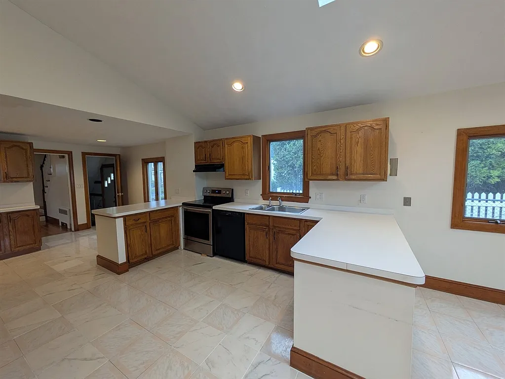 3 bed, 1.5 bath, 2754 sqft, $4,400 — Photo 3