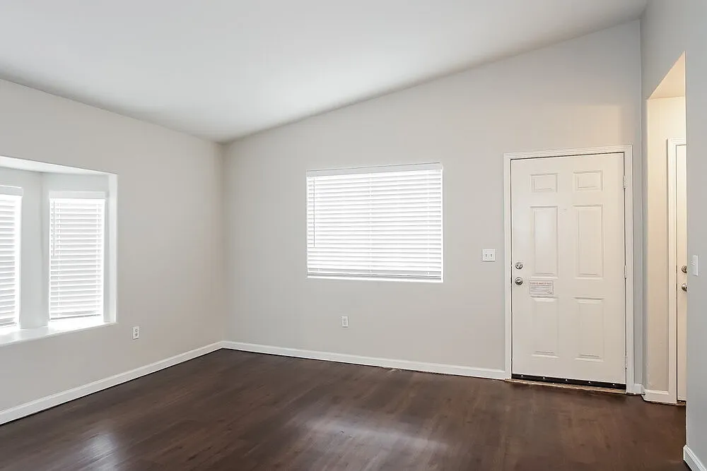 3 bed, 2.0 bath, 1225 sqft, $3,190 — Photo 2