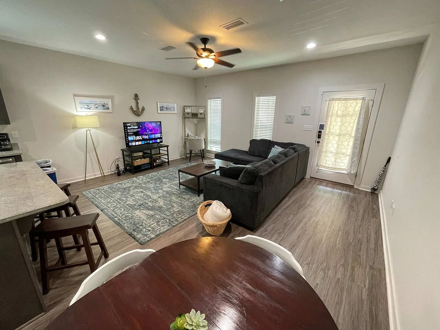 3 bed, 2.0 bath, 1291 sqft, $3,465 — Photo 2