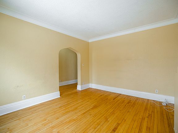 5th image of 826 Grosvenor Ave #1