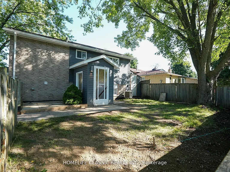100 Chaucer Cres — Photo 1