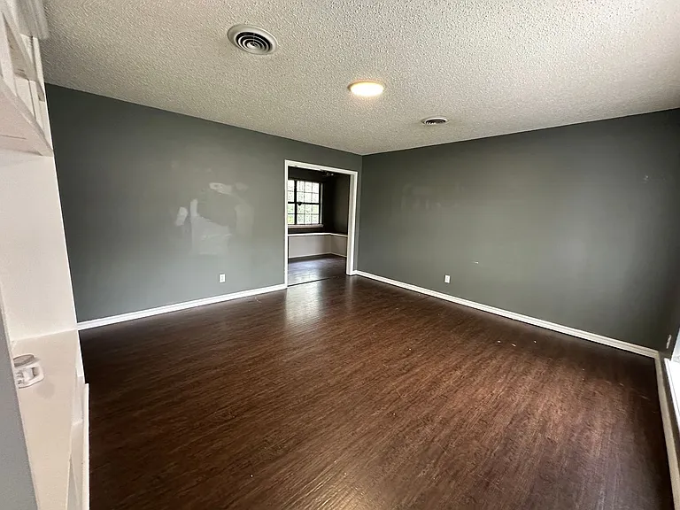 610 W 4th Pl — Photo 3