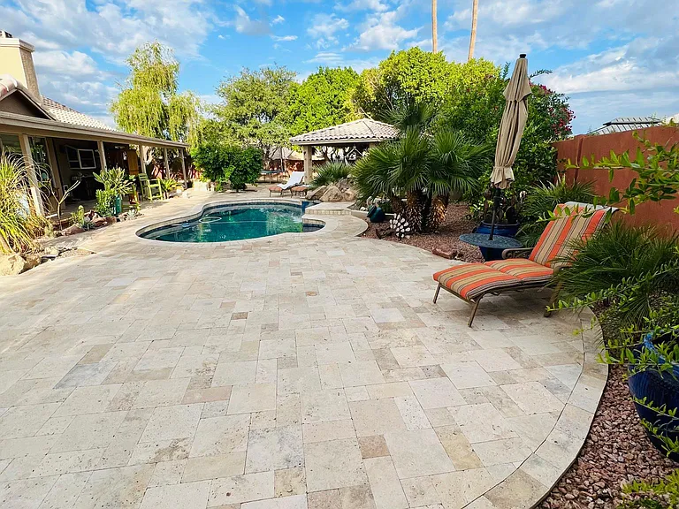 372 W Amoroso Dr — Photo 8