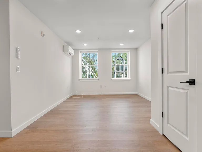 Alexandria Manor Apartments — Photo 32