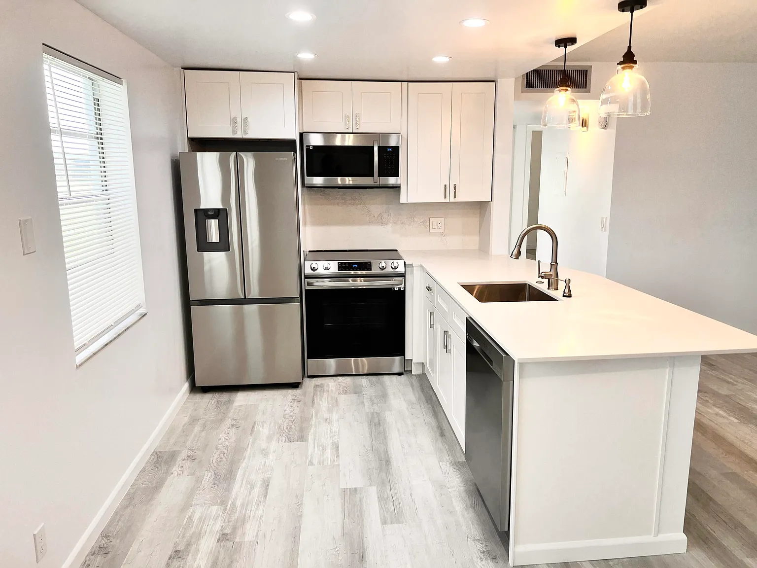 2 bed, 2.0 bath, 907 sqft, $1,850 — Photo 2