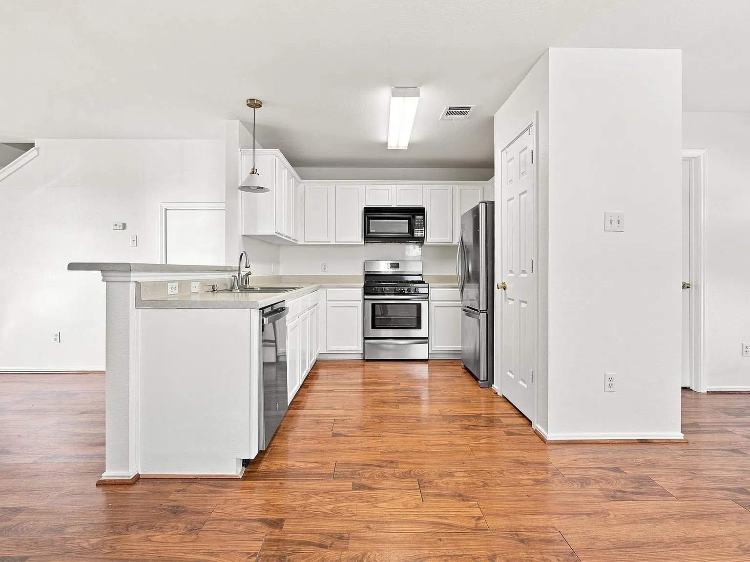 3 bed, 2.5 bath, 1384 sqft, $2,100 — Photo 4