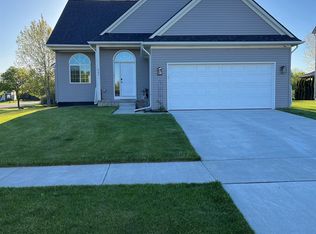 990 Cross St, Oxford, MI 48371