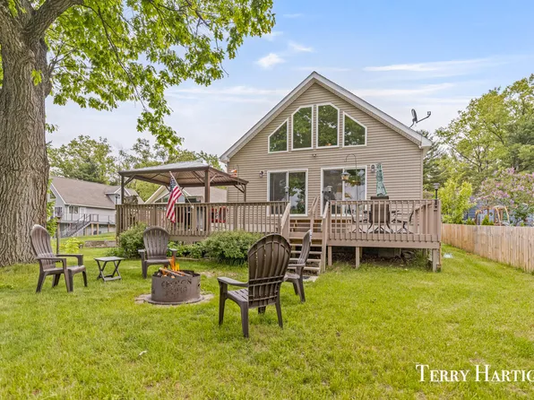 5927 S Croton Hardy Dr, Newaygo, MI 49337