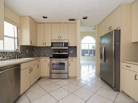 5th image of 3920 Hyde Park Cir