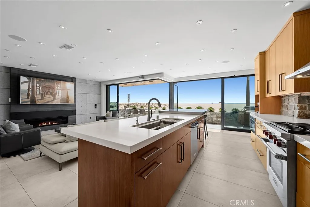 3 bed, 4.5 bath, 2300 sqft, $40,000 — Photo 4