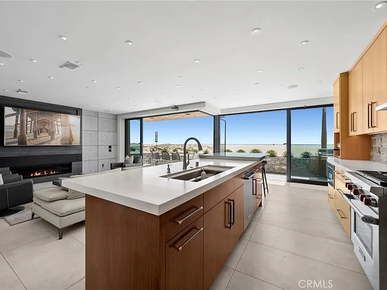 800 W Oceanfront — Photo 4