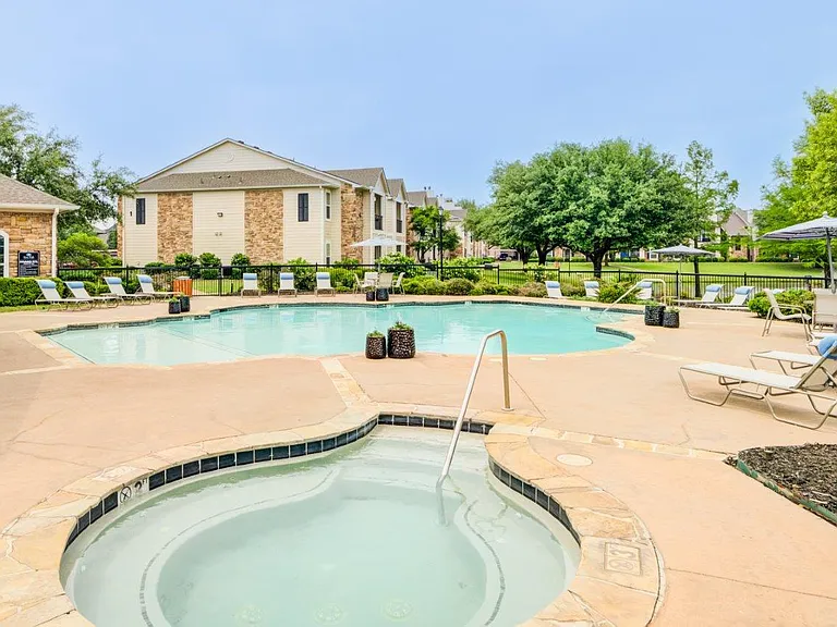 River Walk Apartment Homes — Photo 12