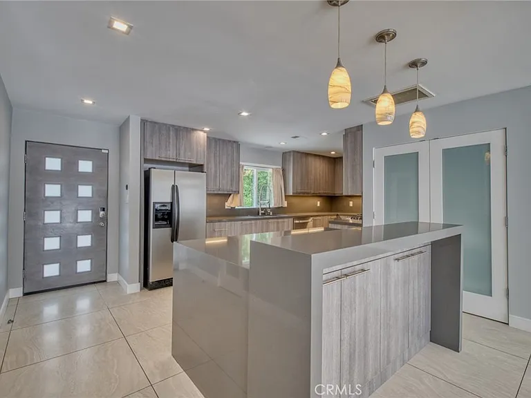 20516 Clark St — Photo 8