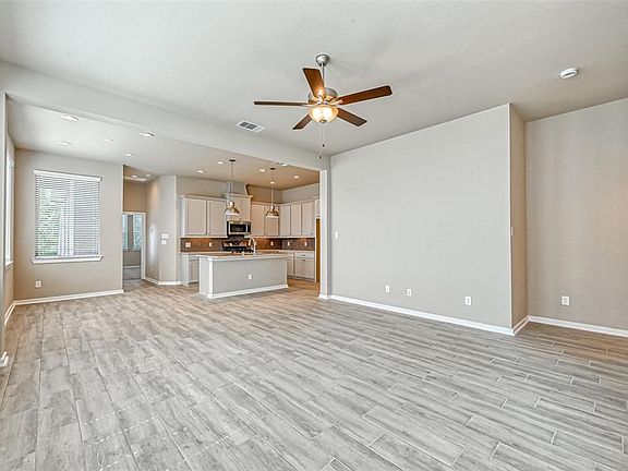 3rd image of 572 Long Leaf Pine Dr